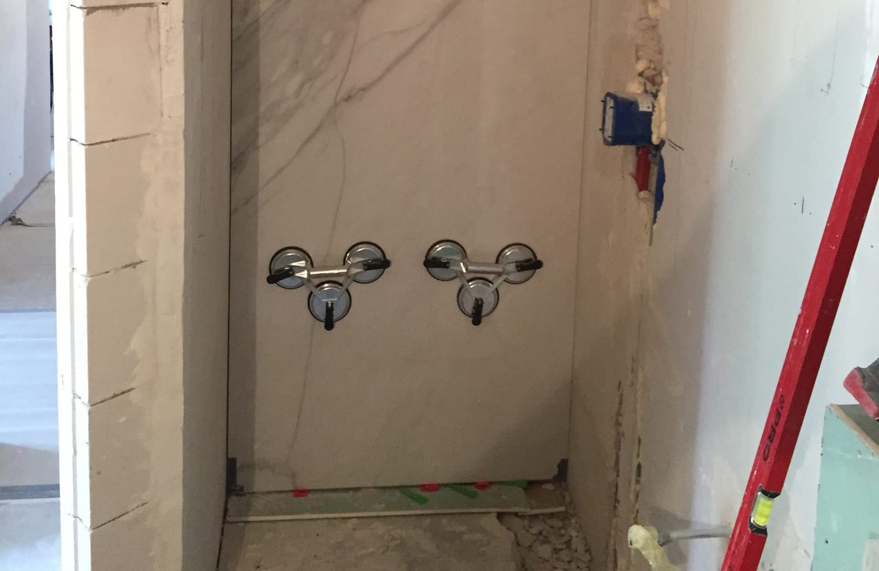 Baterie podtynkowe zamontowane w ścianie strefy prysznica, prace w toku