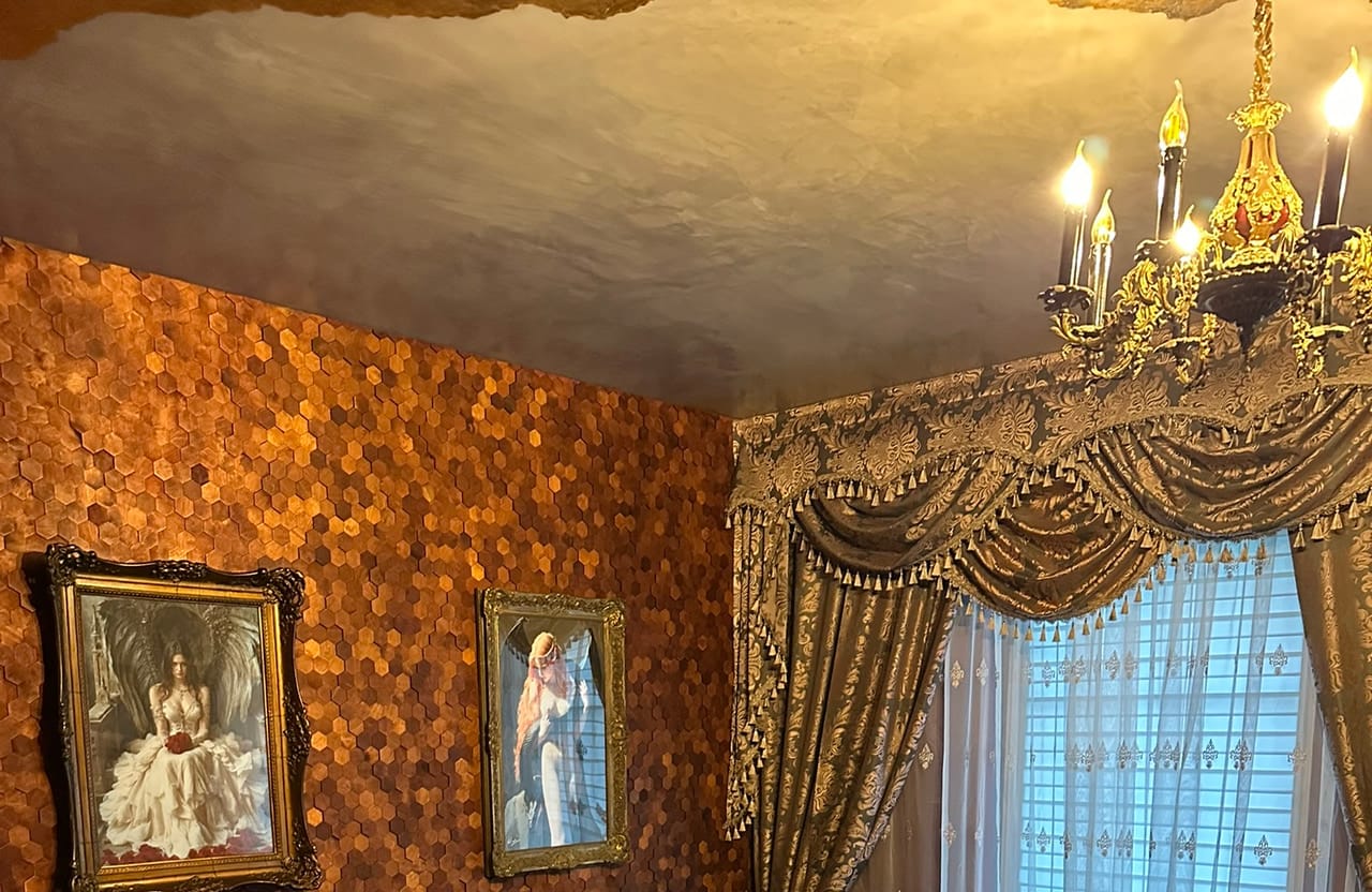 Salon w stylu pałacowym z żyrandolem, kotarami i mozaiką na ścianie